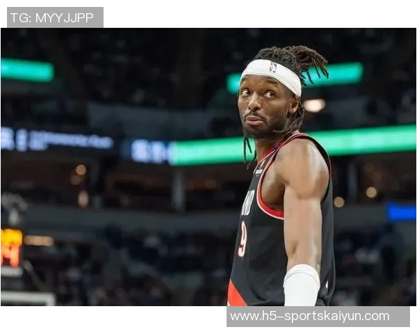 格兰特上半场表现出色9投4中斩获15分3篮板三分球命中率高达50